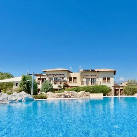 Apartment Paradisos, Ground Floor Overlooking Communal Pools, Aphrodite Hills *